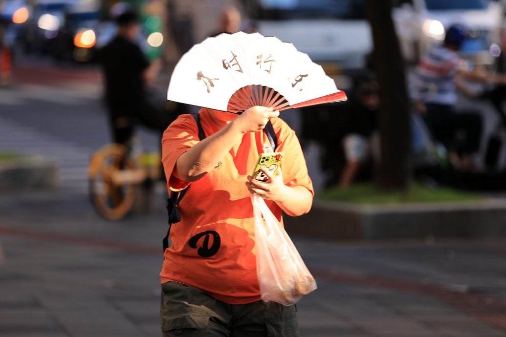 上海高温40摄氏度破纪录 市民：猫也热到睡不着