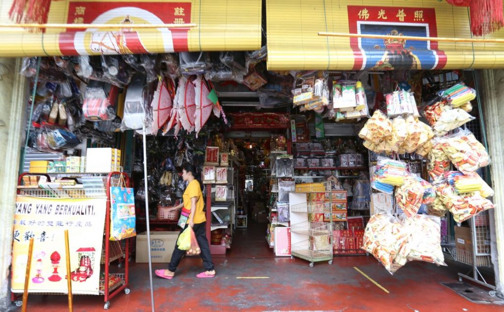 业者：中元节市场看淡 祭品少入货卖完才补