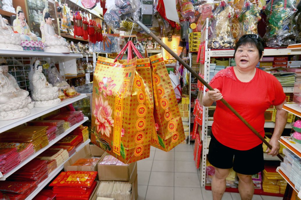 业者：中元节市场看淡 祭品少入货卖完才补