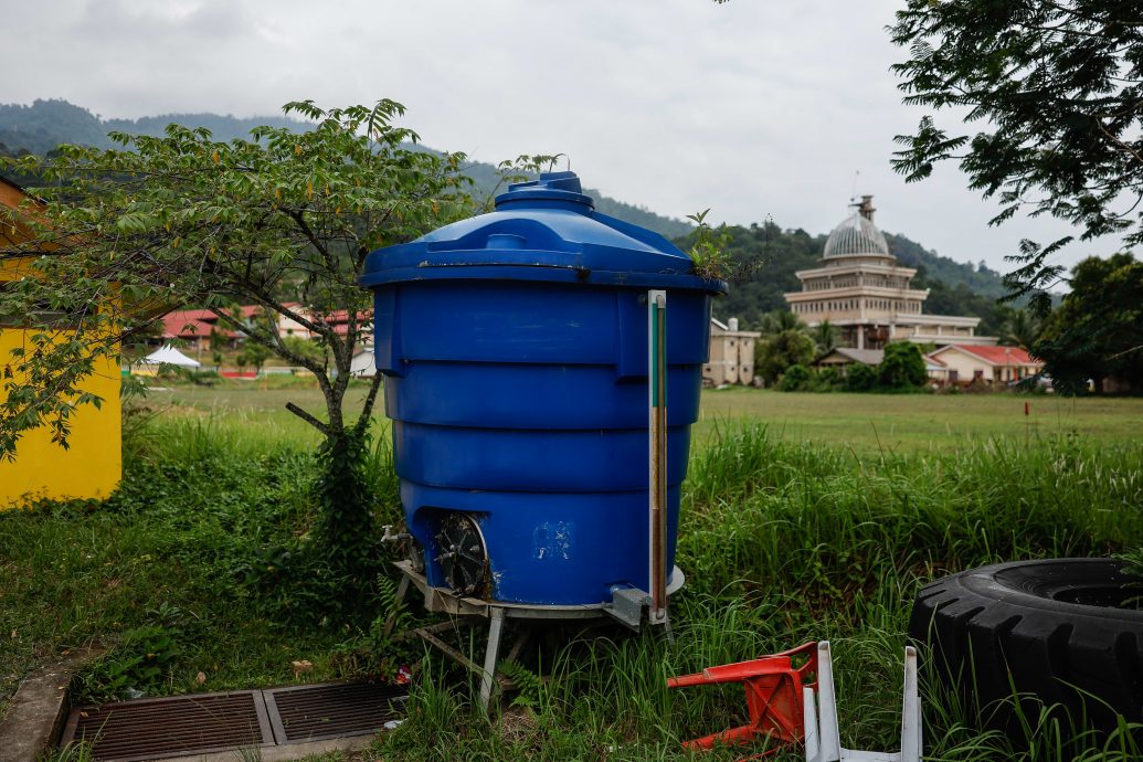 东封底：话望生县能吉里州选区的大多数村庄仍然依赖山上的蓄水区进行日常活动。