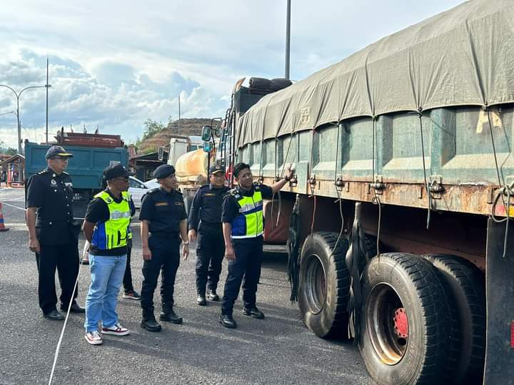 东：63岁旅游巴士司机疲劳驾驶，打瞌睡画面遭乘客拍摄下来呈交登嘉楼陆路交通局，而旅巴公司因为没有安排副驾驶，遭该局开罚