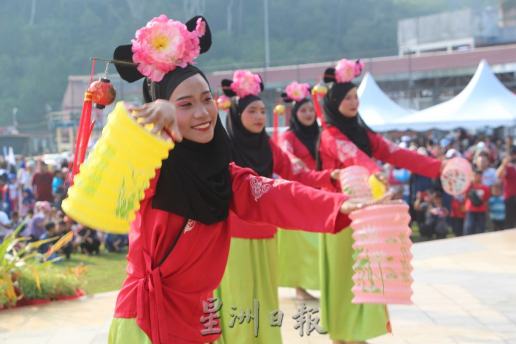 东：劳勿国庆庆典，6名巫裔少女扮演嫦娥，象征大马多元文化水乳交融