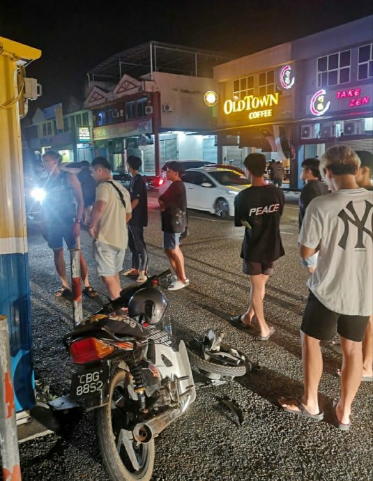 東：摩托車市區遭野狗狂追釀發意外，猛撞轎車，重傷送院。