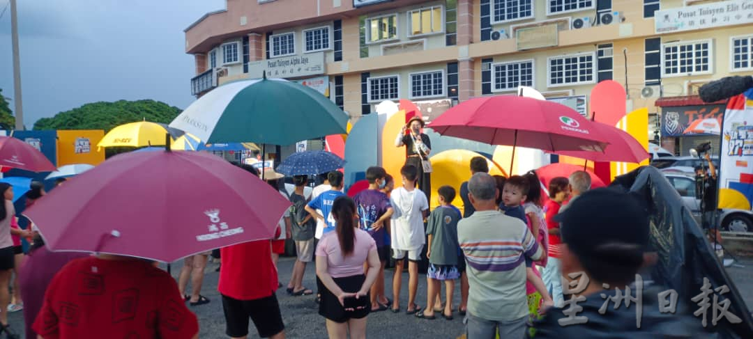 东：欢喜台来直凉 民众冒雨参与