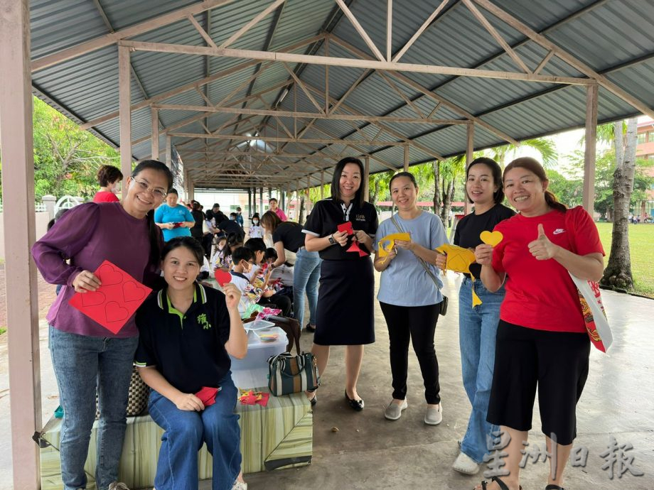 東：瓜登中華維新小學的故事媽媽團製作大國旗