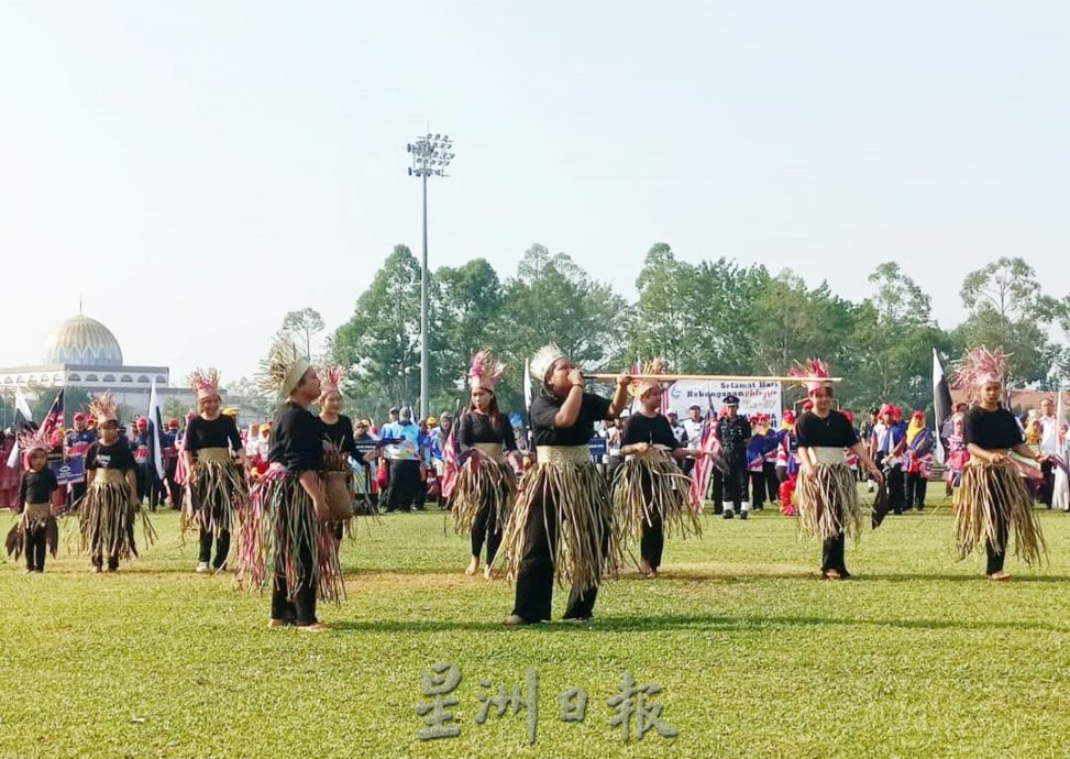 東：百樂縣國慶慶典噱頭多引人入勝