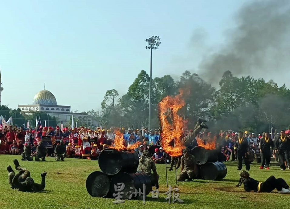 東：百樂縣國慶慶典噱頭多引人入勝