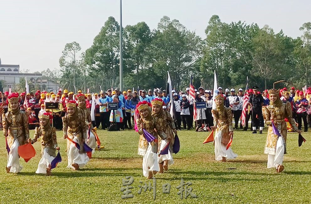 東：百樂縣國慶慶典噱頭多引人入勝