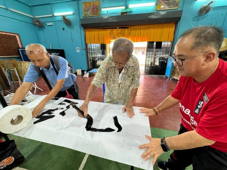 东：第十五届《逢甲杯》全国中学正体字书法比赛  而连突220位师生齐聚挥洒笔墨