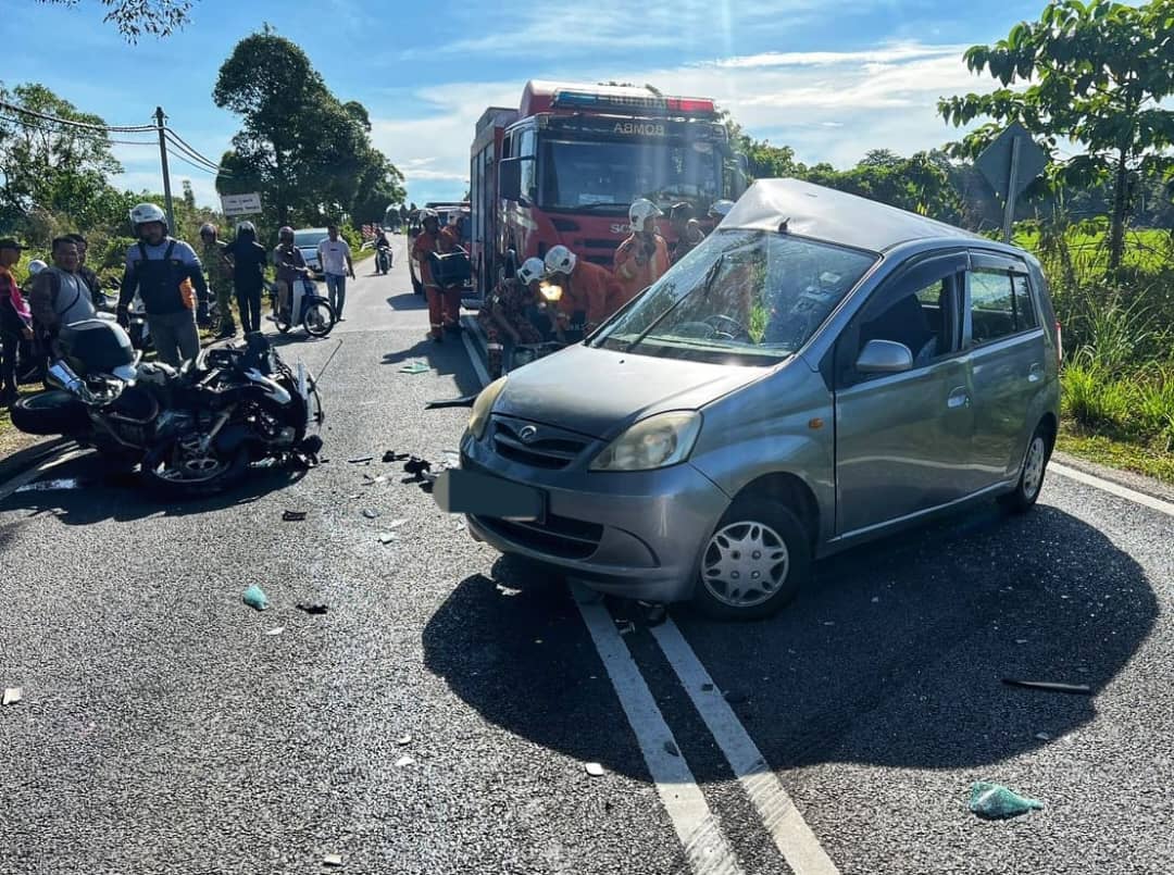 东：轿车忽然U转，重型摩托车来不及闪避，迎面撞上轿车，导致骑士及轿车司机重伤死亡。