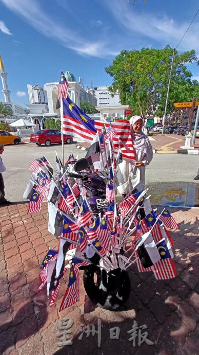 東：退伍軍人騎著插滿67面國旗摩托車遊街宣揚愛國精神。