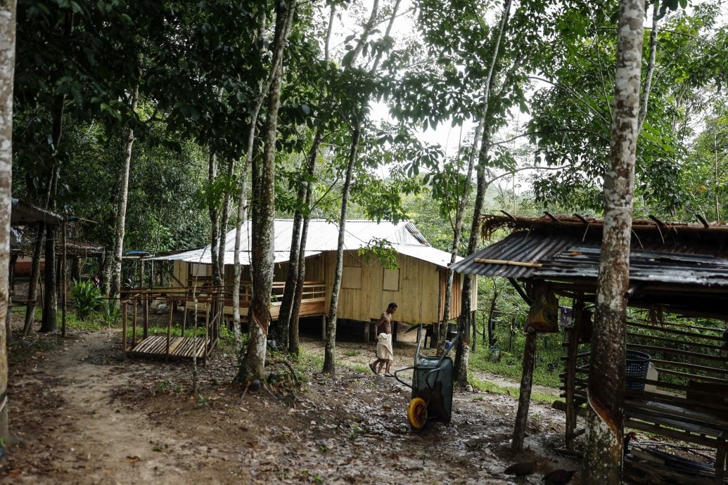 东：退休原住民警察盼延种族传统，退休后回到能吉里的部落里兴建木屋，过上退休生活。