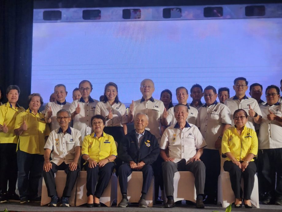 东：马华登州2024年度大会///马华登州联委会主席翁秀秀表示，一个党不强盛就会走向衰落，不寻求进步就会面临倒退，