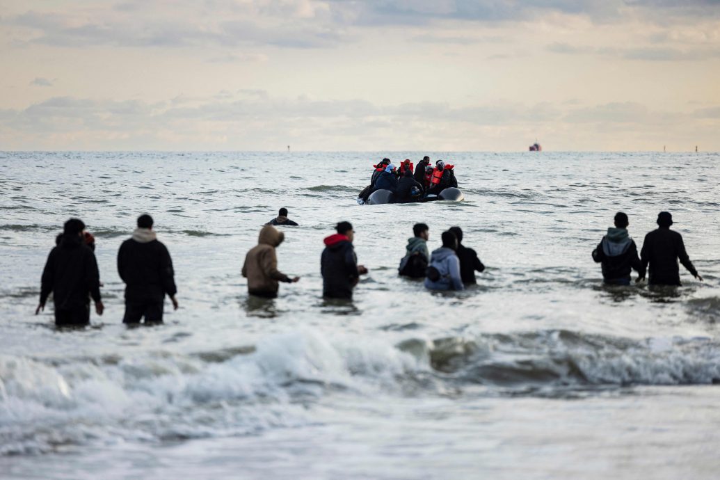 两人疑偷渡横越英吉利海峡时死亡 53人获救