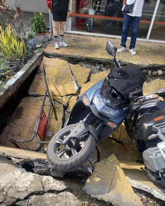 云林斗六市路面塌陷 2摩托车险遭吞没