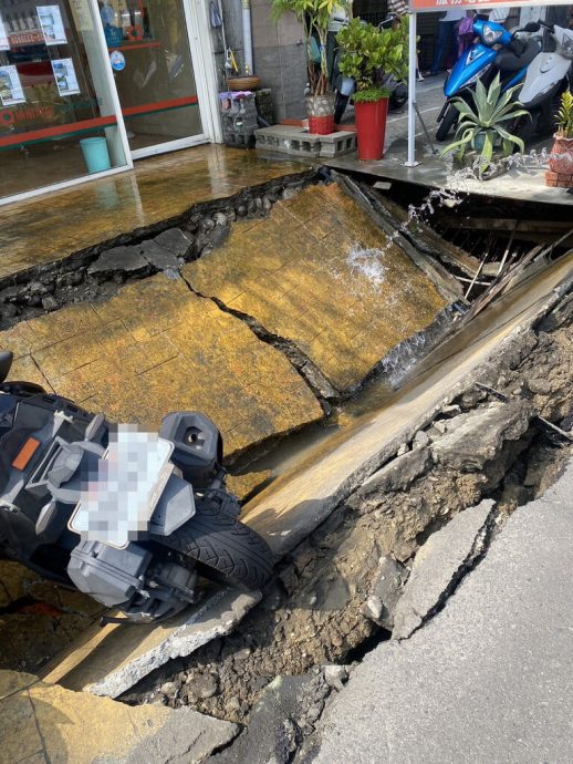 雲林斗六市路面塌陷 2摩托車險遭吞沒