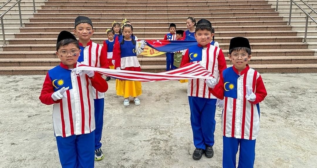 无论身在何处仍心系大马，挥动辉煌条纹祝福国家