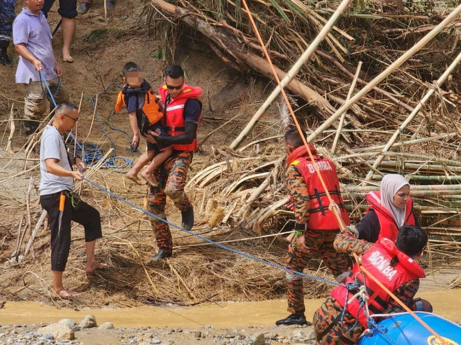 仕林河洪水冲断桥|救援队用绳索渡河 受困营区21人获救