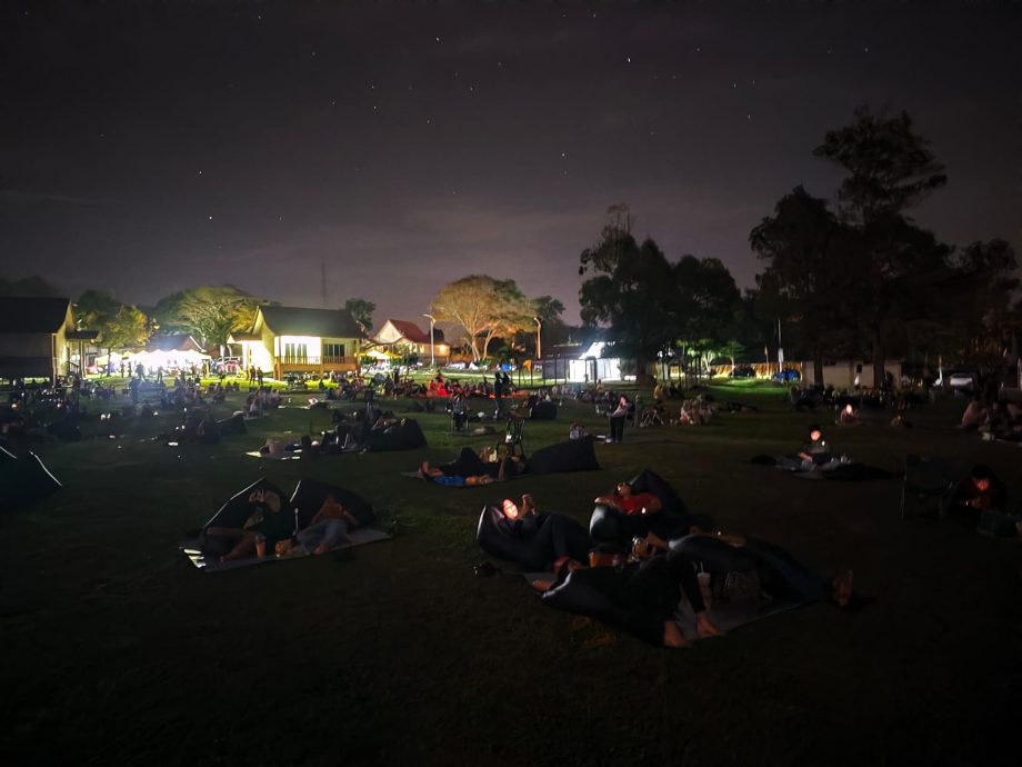 供星洲網：國家天文館連夜直播英仙座流星 網民：你有看見流星嗎？