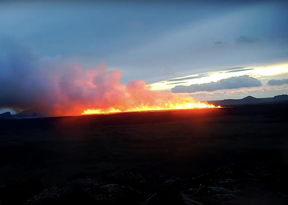 冰岛雷恰角半岛松兹努克火山口附近地震连连　火山喷发