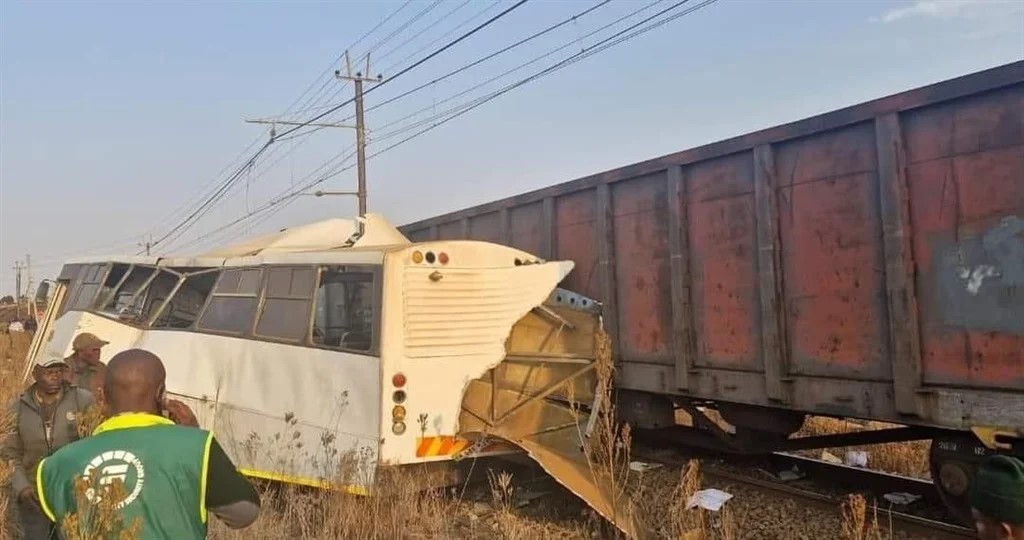 南非東部一校車與火車相撞致5名學生死亡