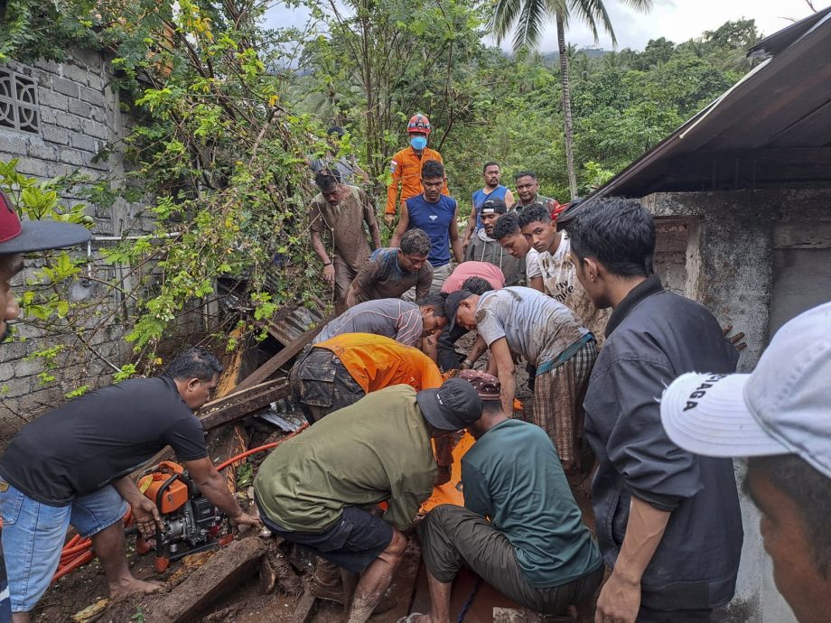 印尼东部德那第岛发生洪水冲毁建筑物，造成13人死亡