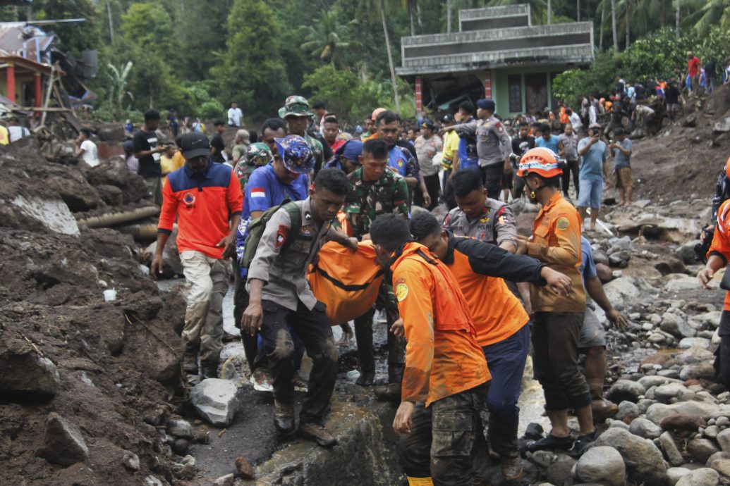 印尼东部德那第岛发生洪水冲毁建筑物，造成13人死亡