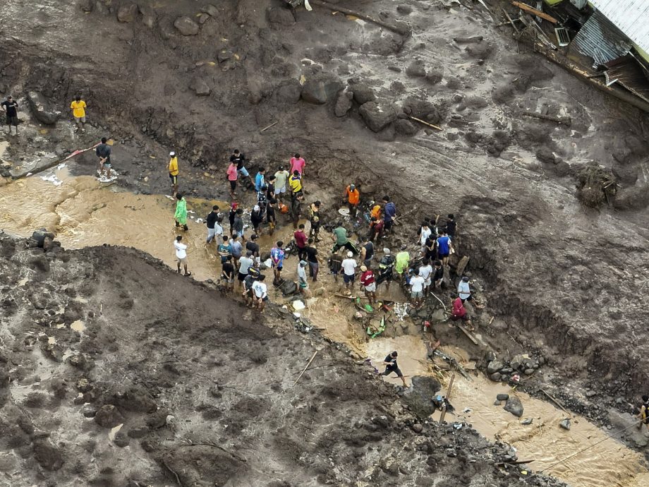 印尼东部德那第岛发生洪水冲毁建筑物，造成13人死亡