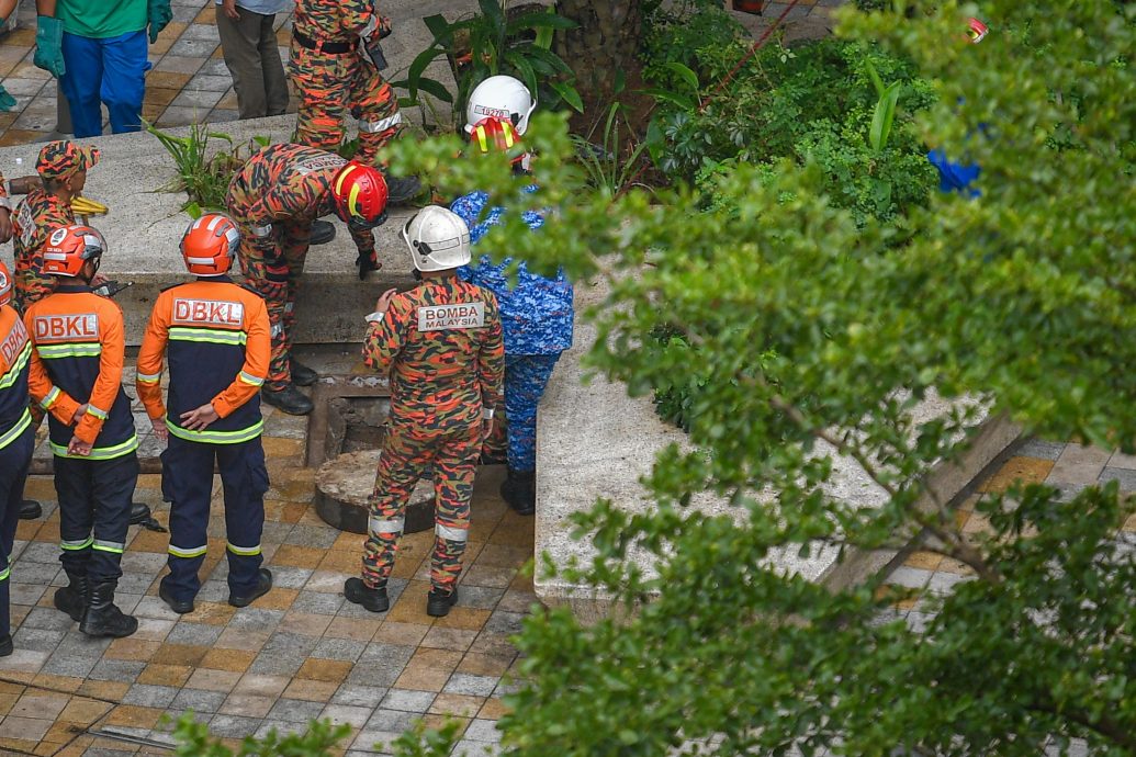 印度女游客坠坑第4天 搜救队冒雨继续寻人