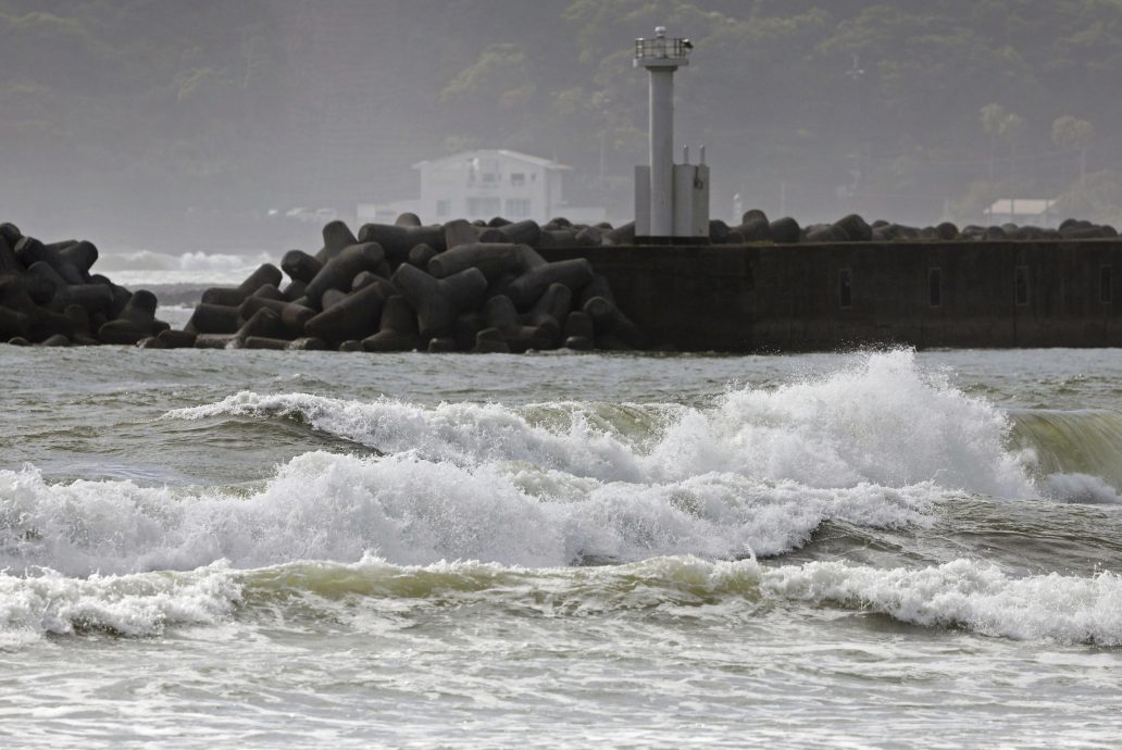 台风“珊珊”逼近日本西南 强风暴雨致交通受干扰