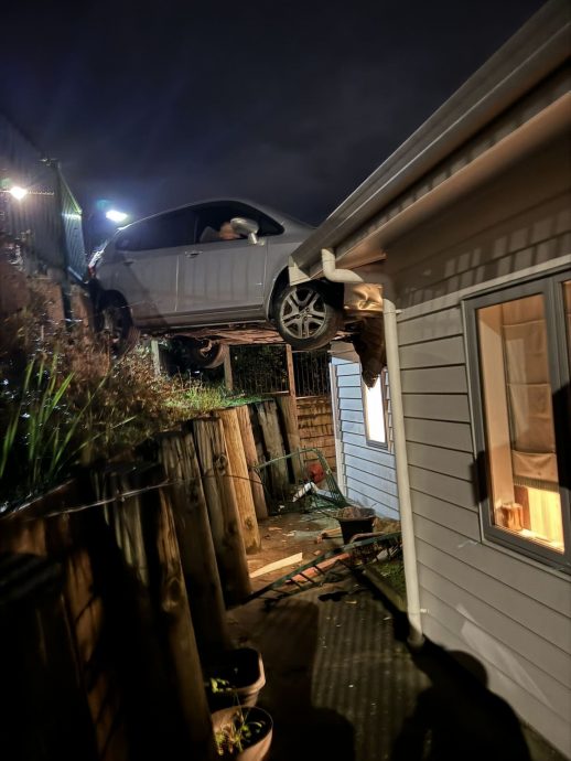 司機醉酒開車衝上屋頂 少女險成輪下亡魂