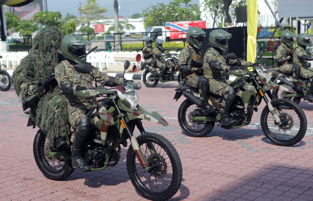 國慶日前夕遊行彩排 軍警裝甲車開眼界