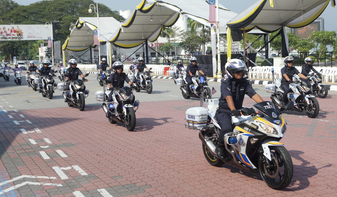 国庆日前夕游行彩排 军警装甲车开眼界