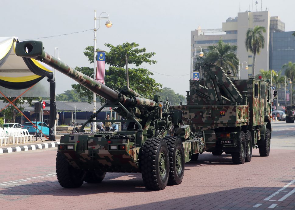 國慶日前夕遊行彩排 軍警裝甲車開眼界