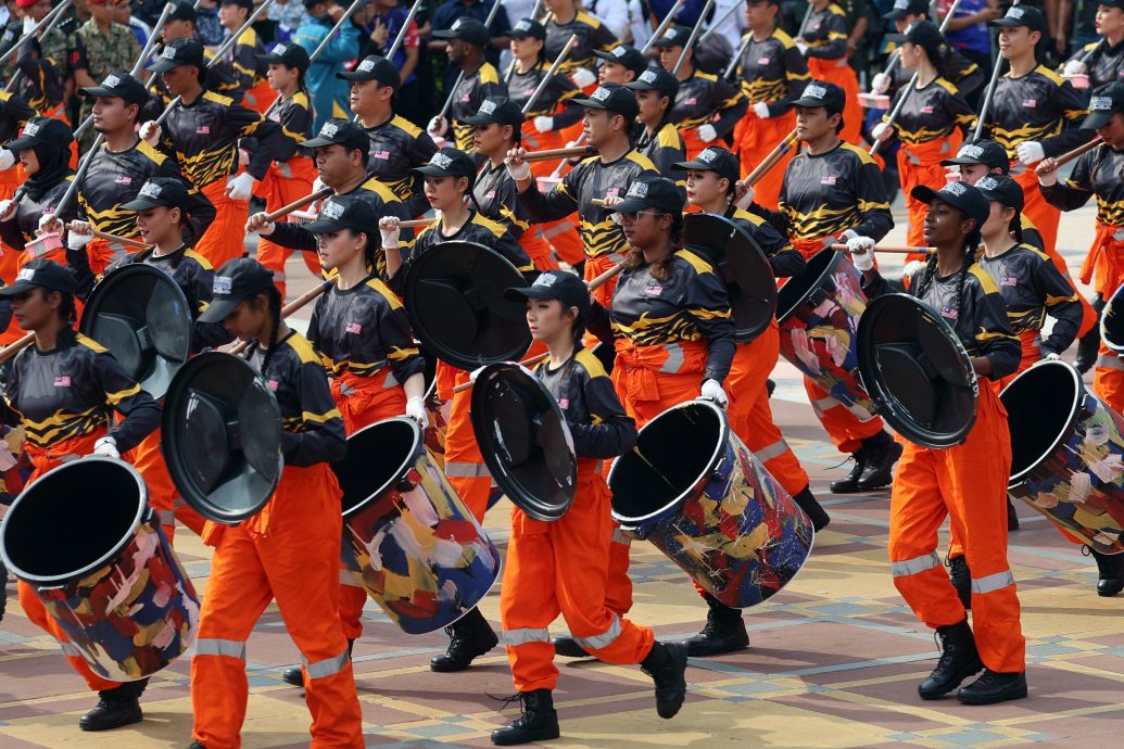 國慶日慶典壓軸秀 “反貪”掃地舞大跳10分鐘