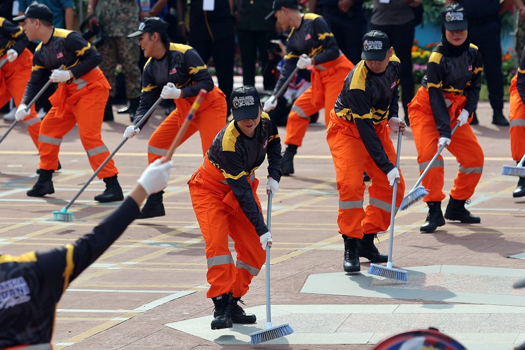 國慶日慶典壓軸秀 “反貪”掃地舞大跳10分鐘