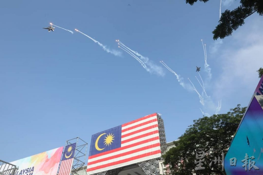 國慶遊行|視頻|消拯員秀肌引尖叫 軍機高難度表演掀最高潮