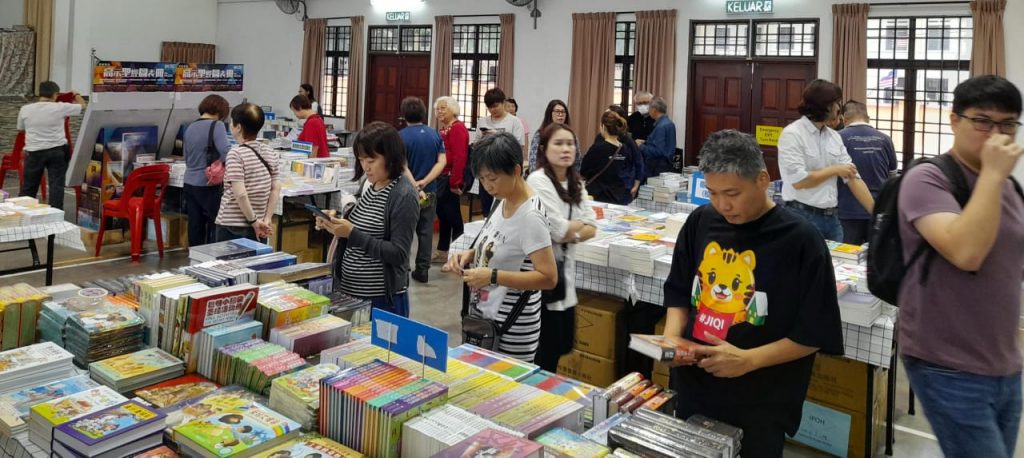 圣经书展于怡保以琳福音堂开跑 霹州议会副议长一同参与