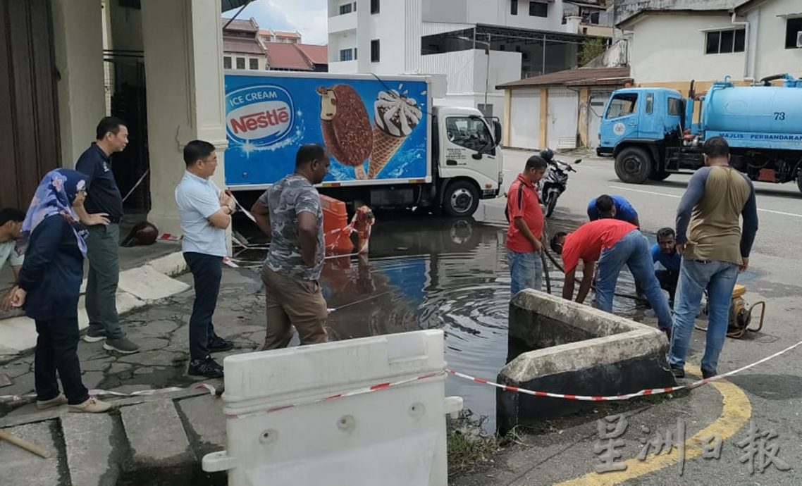 地下溝渠阻塞致積水 市議會工作人員費4小時清溝