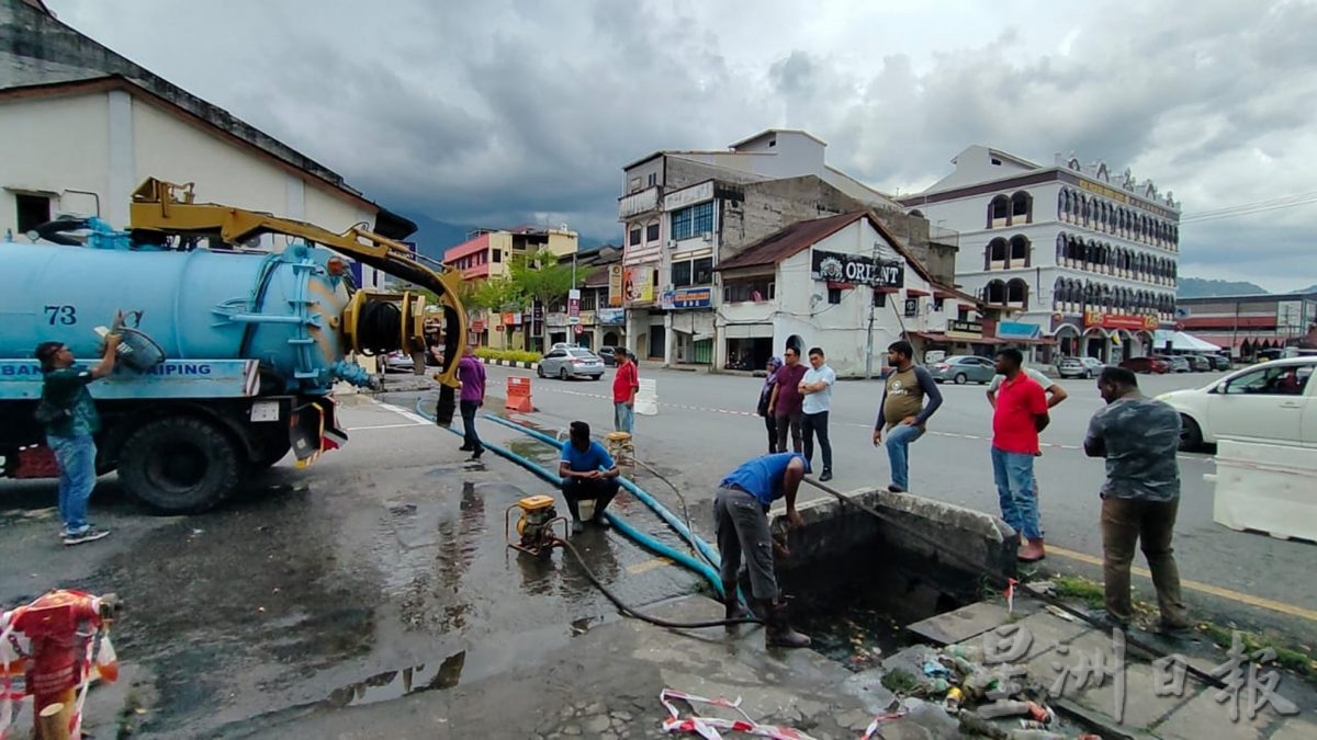 地下溝渠阻塞致積水 市議會工作人員費4小時清溝