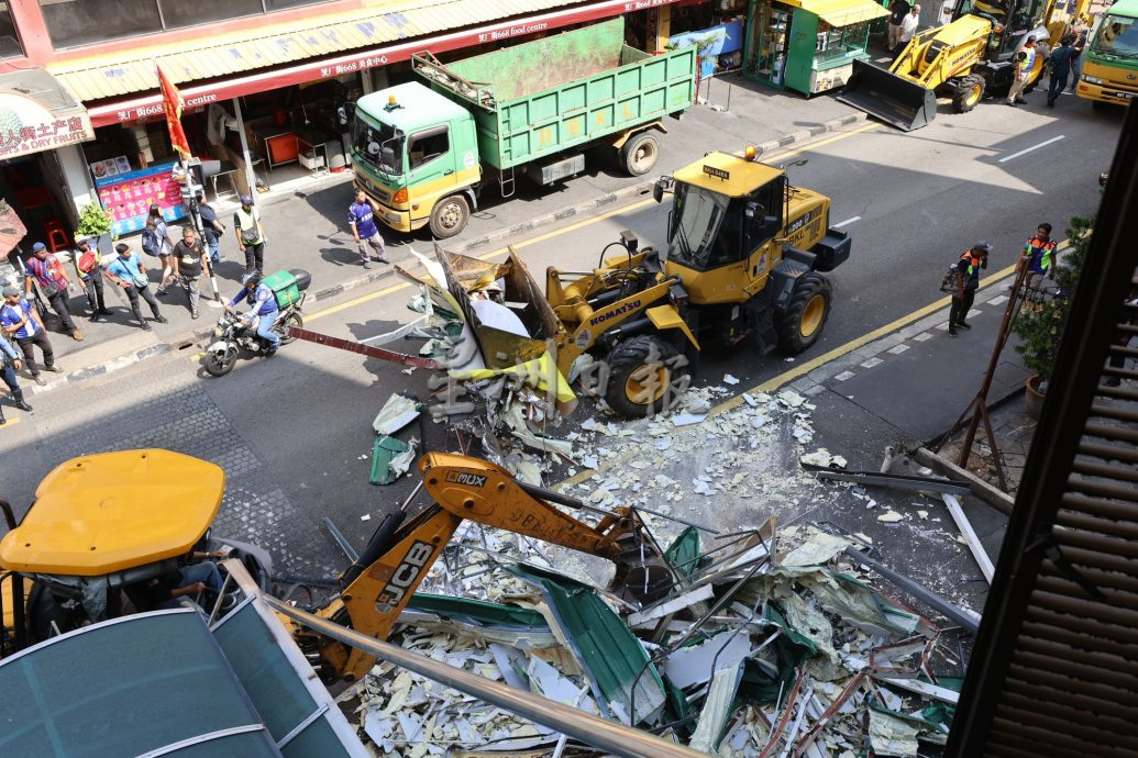 大都會封面/隆市政局出動300名執法員和神手拆毀非法擴建檔口震撼茨廠街