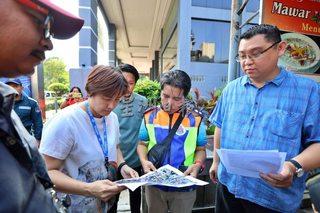 大都会封面/隆市政局出动300名执法员和神手拆毁非法扩建档口震撼茨厂街