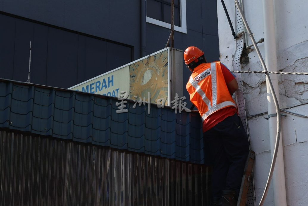 大都會封面/隆市政局出動300名執法員和神手拆毀非法擴建檔口震撼茨廠街