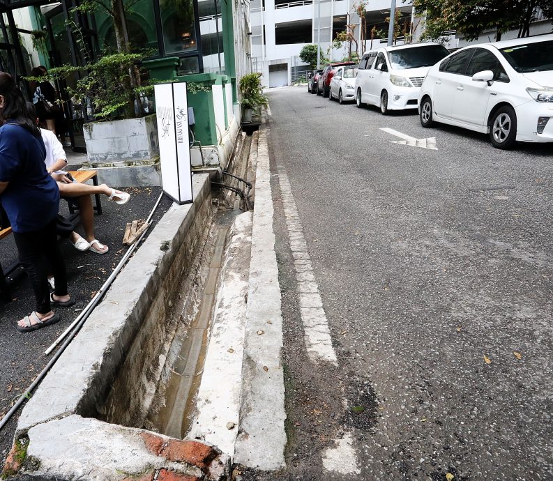 大都会／梁爱君巡视道路问题／9图