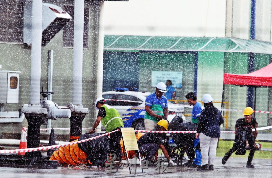 女遊客墜8公尺深坑| 時雨時晴影響進度·搜救隊等涵井沖洗後再行動