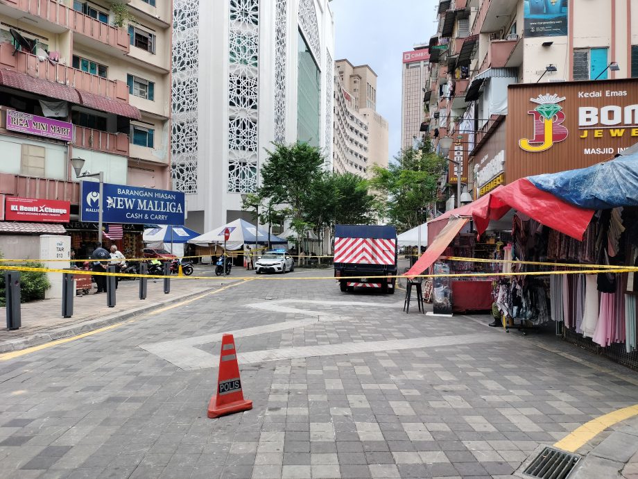 女游客坠深坑失踪 | 民众连日到场关注 第一视角看地陷进展