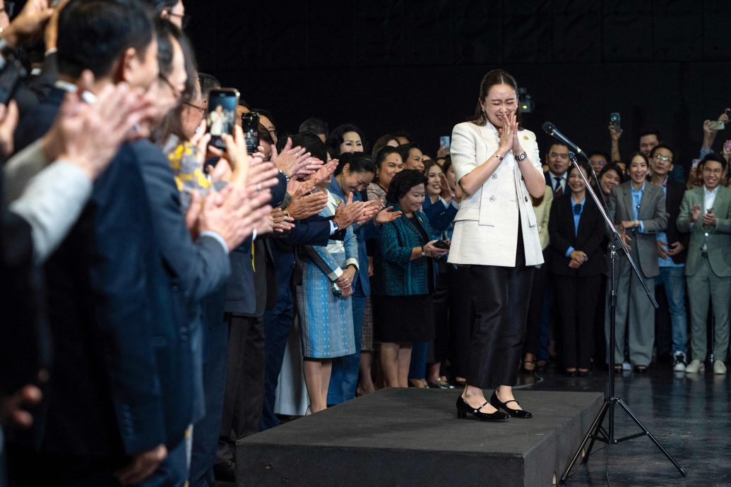 封面副文//泰国史上最年轻首相 塔辛幼女拜相