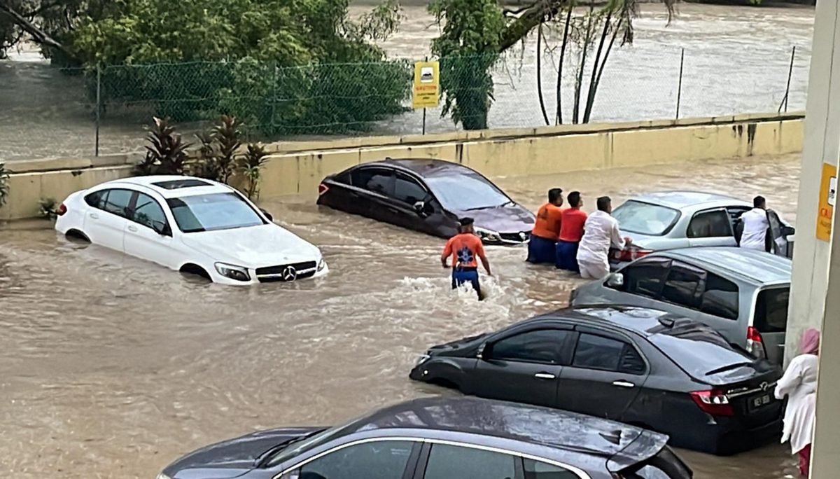 巫統代表大會/一雨成災河堤氾濫 隆世貿中心閃電水災/車子受困水中