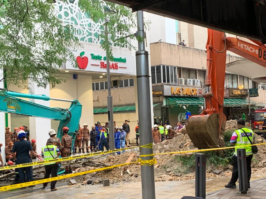 已上网//女游客坠8公尺深坑|关排水系统恐引发水灾·警方：“地下水湍急难救援”