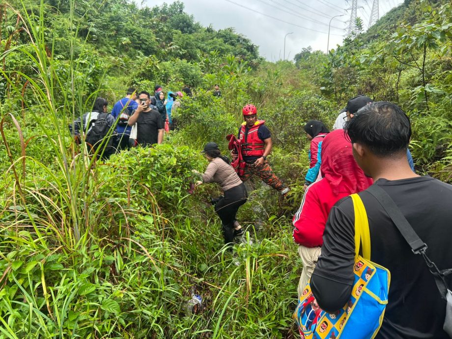 已上网//结伴到河边郊游遇山洪·25人受困 消拯队受召救援